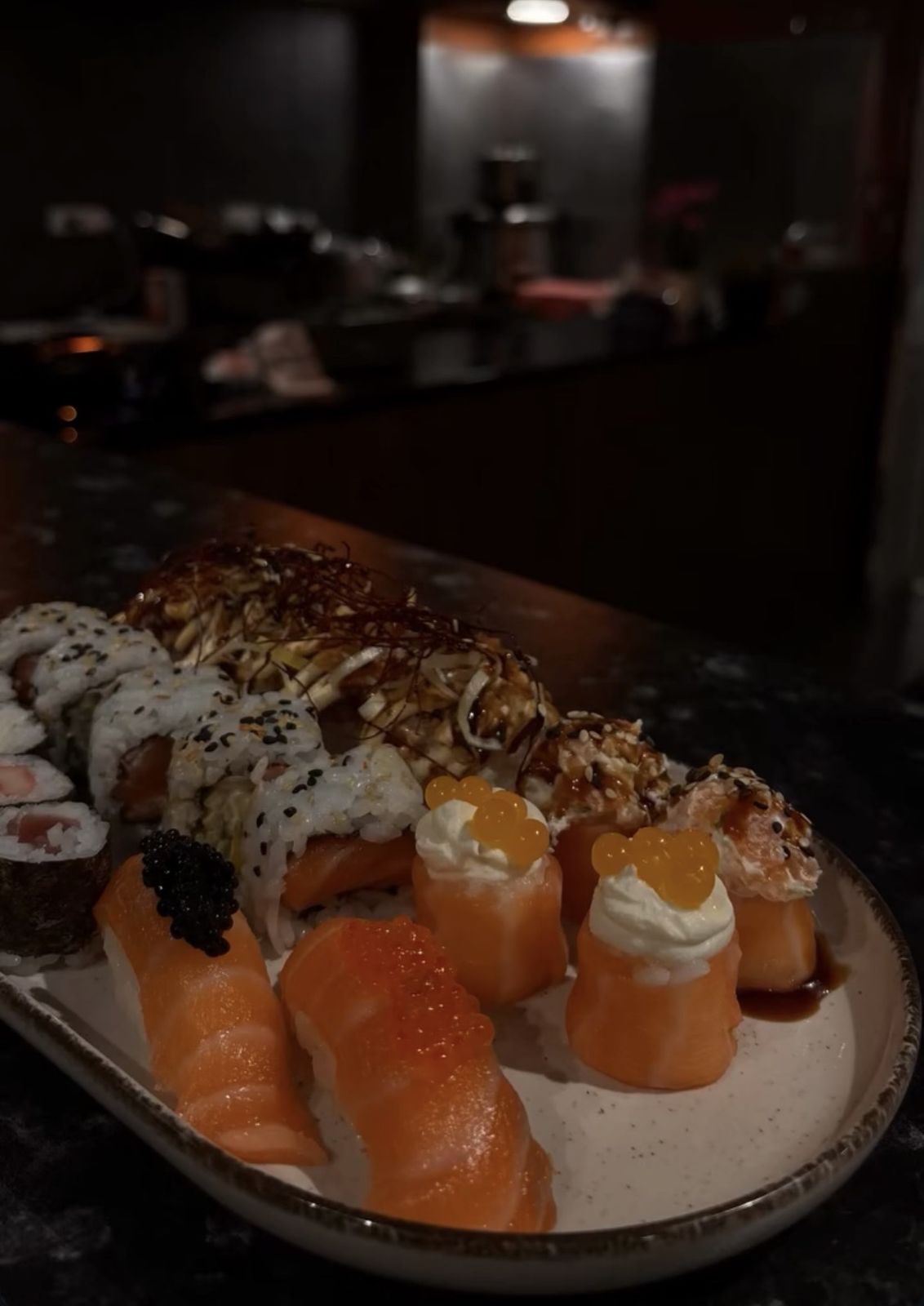 Prato de sushi com niguiris de salmão, gunkans e uramakis