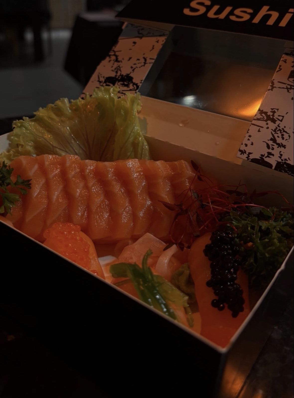 Sashimi de salmão em caixa de take away